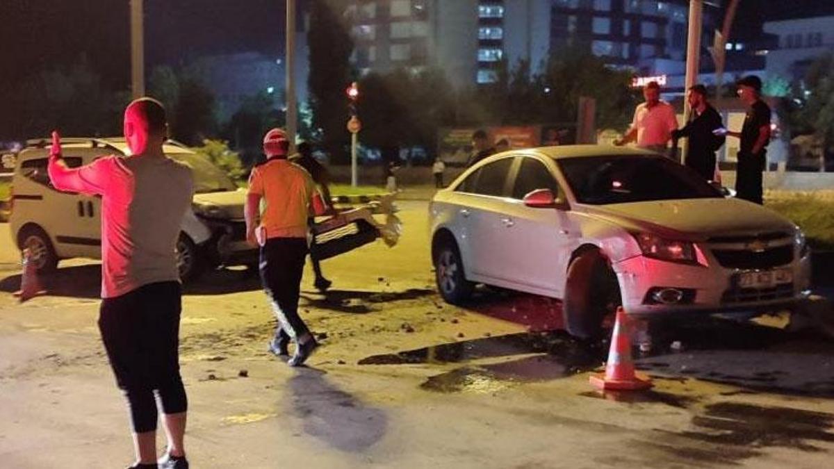 Hastane Kavşağı'nda iki araç çarpıştı