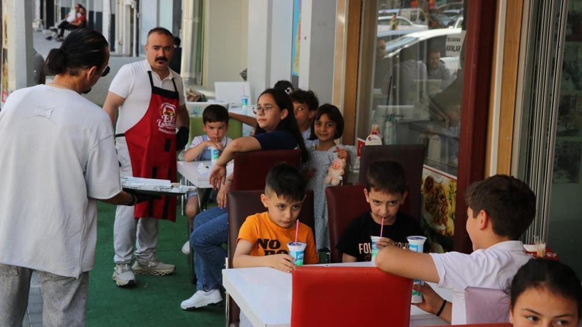 Adana'daki lahmacuncuya nispet yaptı, çocuklara ücretsiz lahmacun dağıttı