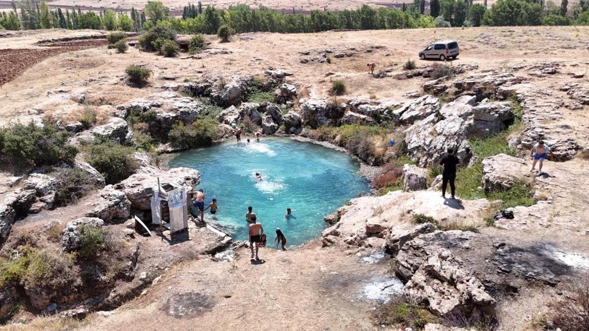 Sivas’ın şifa gölü! Cilt hastaları derman bulmak, gençler ise serinlemek için giriyor