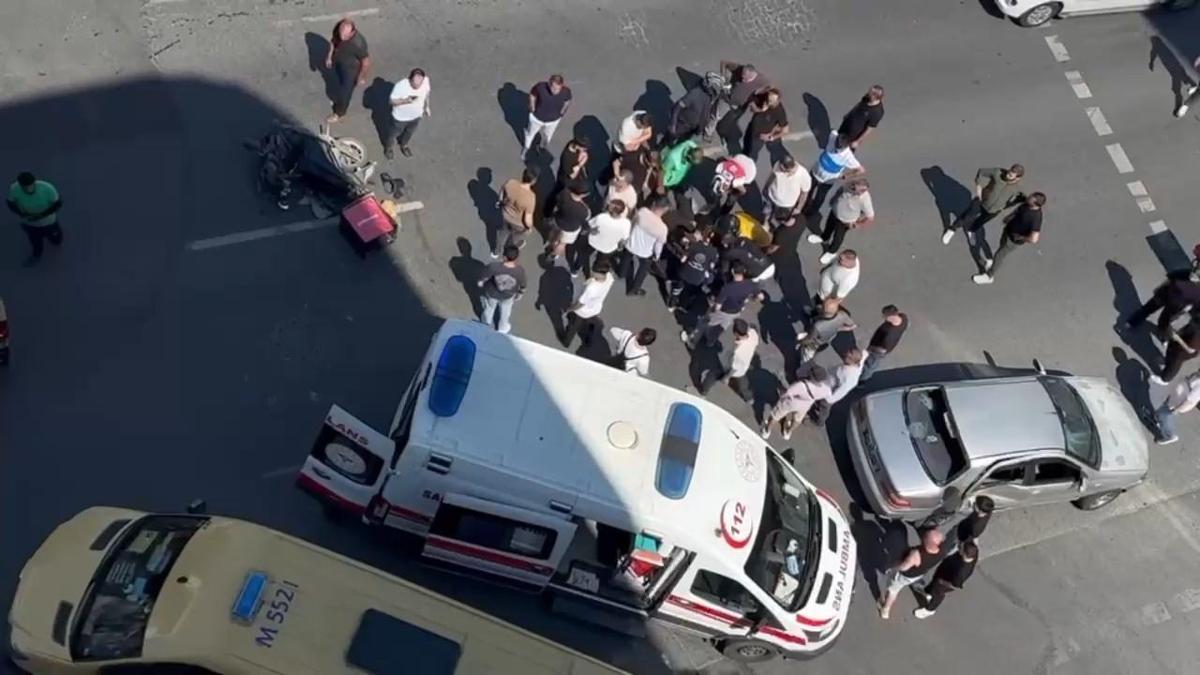Avcılar’da otomobil ile çarpışan motosikletin sürücüsü ağır yaralandı