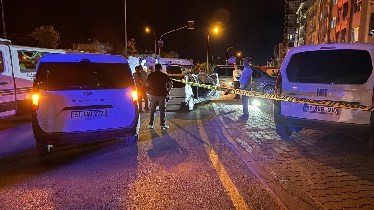 Otomobilde silahla başlarından vurulan kadın öldü, erkek yaralandı
