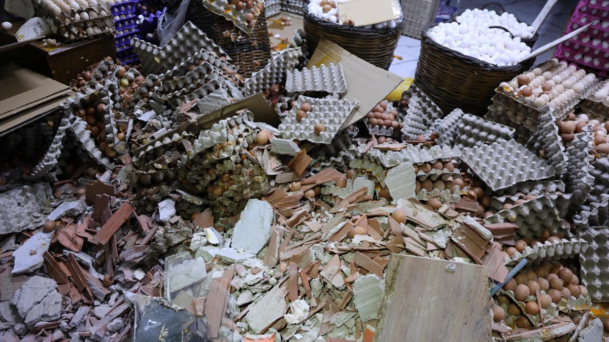 İzmir’de otomobil dönerciye daldı; bitişikteki iş yerindeki binlerce yumurta kırıldı