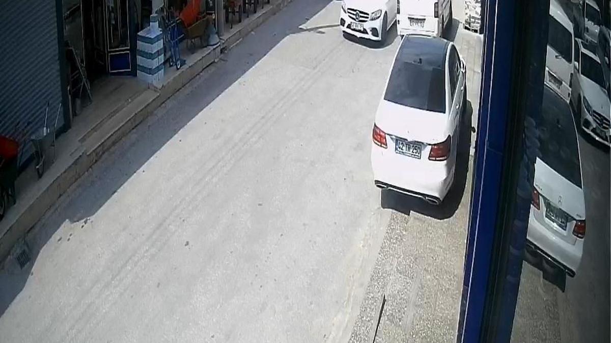 Minibüsün camını kırıp, para ve altınları çalan kar maskeli şüpheliler kamerada