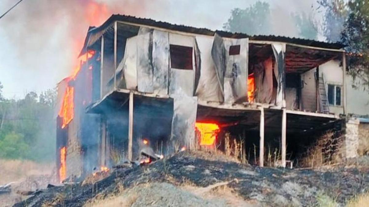 Erzincan’da korkutan yangın! 2 katlı ev kullanılamaz hale geldi
