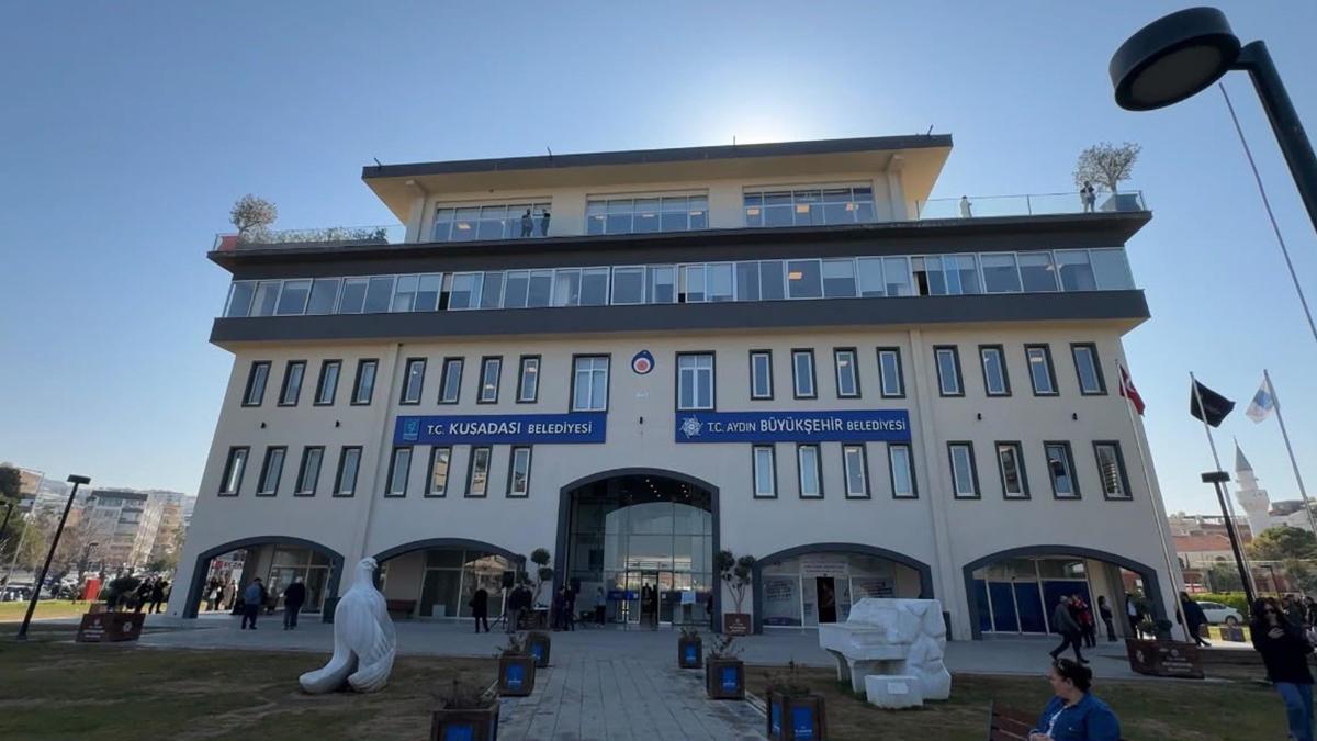 Kuşadası Belediyesi'ne operasyon: 15 gözaltı/Fotoğraflar
