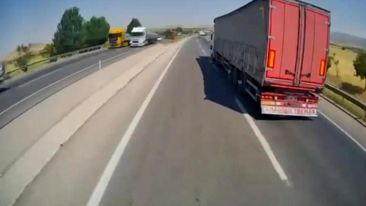 Freni boşalan TIR'ın karşı yöne geçtiği anlar kamerada