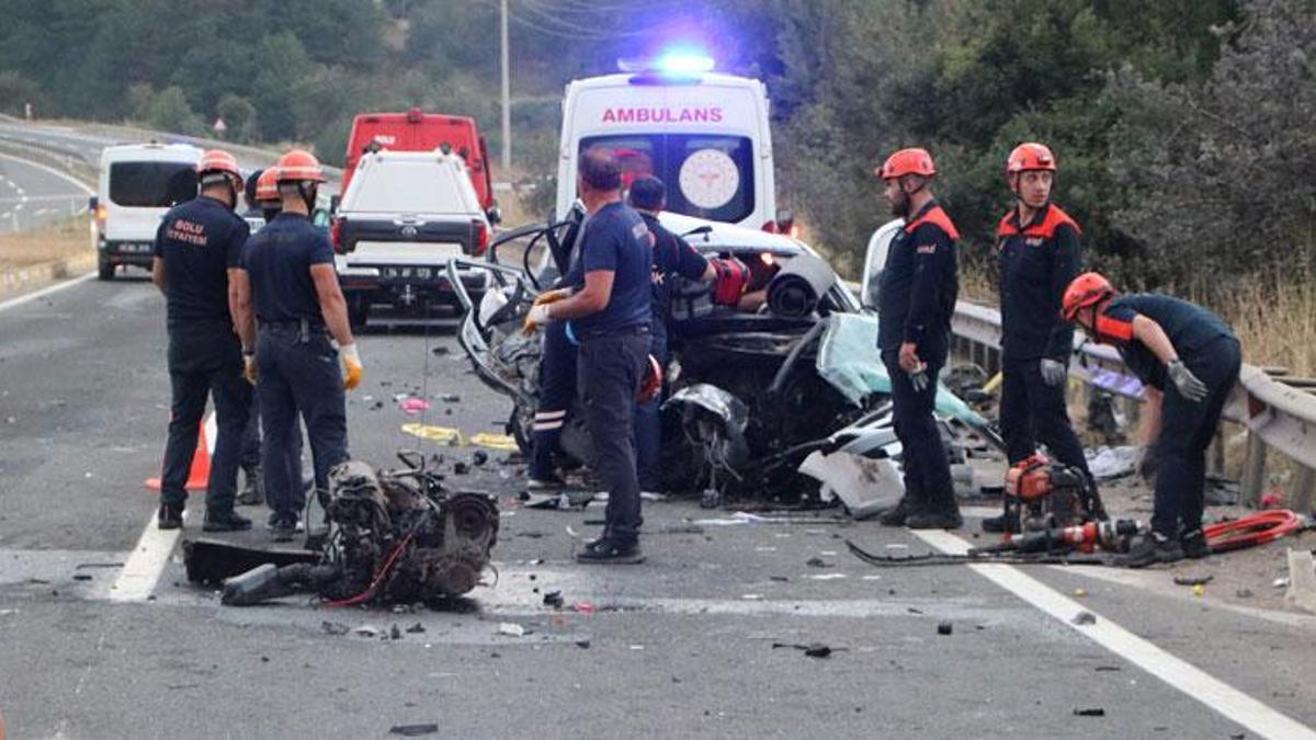 Sürücüsünün kontrolünü yitirdiği otomobil karşı şeride geçip başka bir otomobille çapıştı