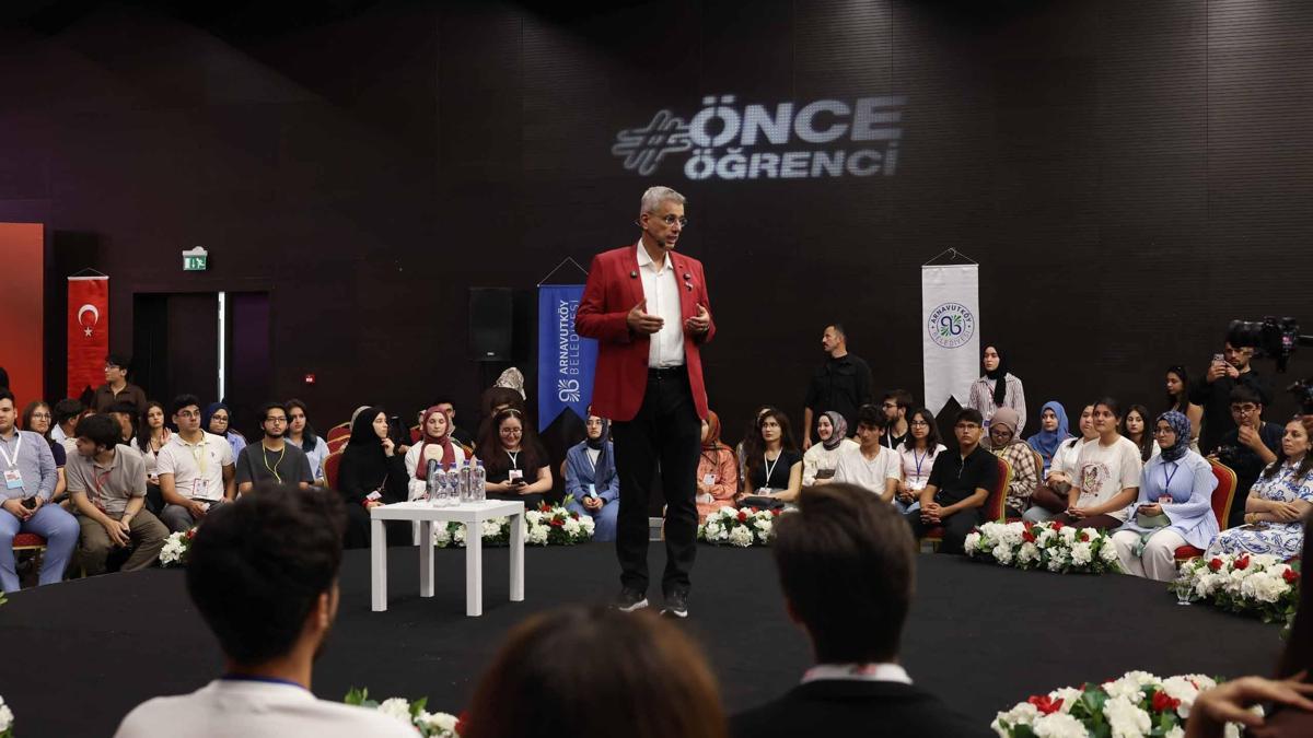 Üniversite adayları Arnavutköy’de geleceğin mesleklerini bakanlarla konuştu