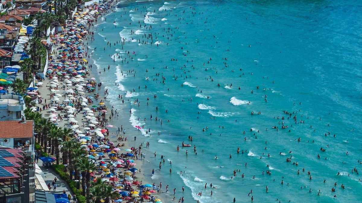 Kuşadası'nda sıcak hava bunalttı; plajlar doldu