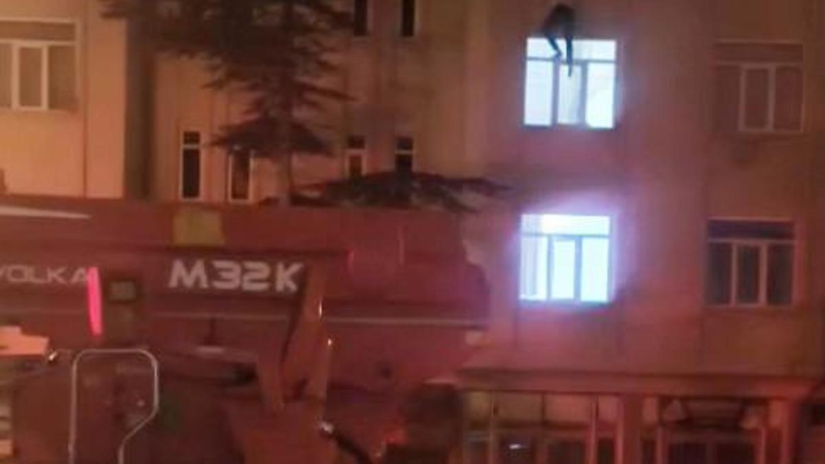 Çatıdan eve girmek isteyen kişinin 3’üncü kattan düştüğü anların görüntüsü ortaya çıktı