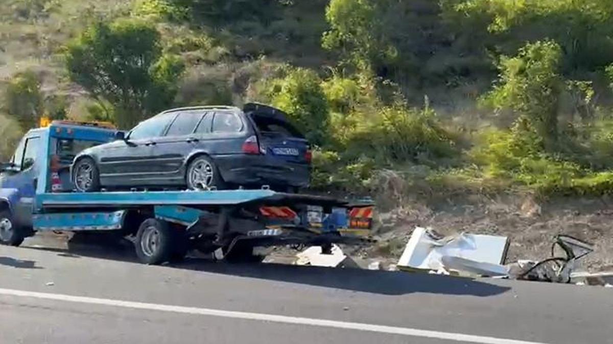 Otoyolda otomobil ile çarpışan kamyonet devrildi