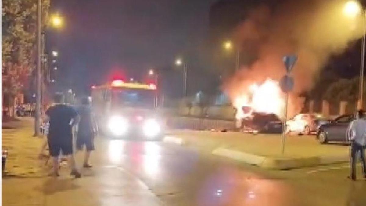 Sultanbeyli’de park halindeki araçlara çarpan otomobil alev aldı; kaçan sürücü yakalandı