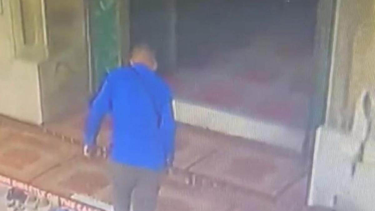 Fatih'te camide 450 bin TL'nin bulunduğu çantanın çalındığı anlar kamerada