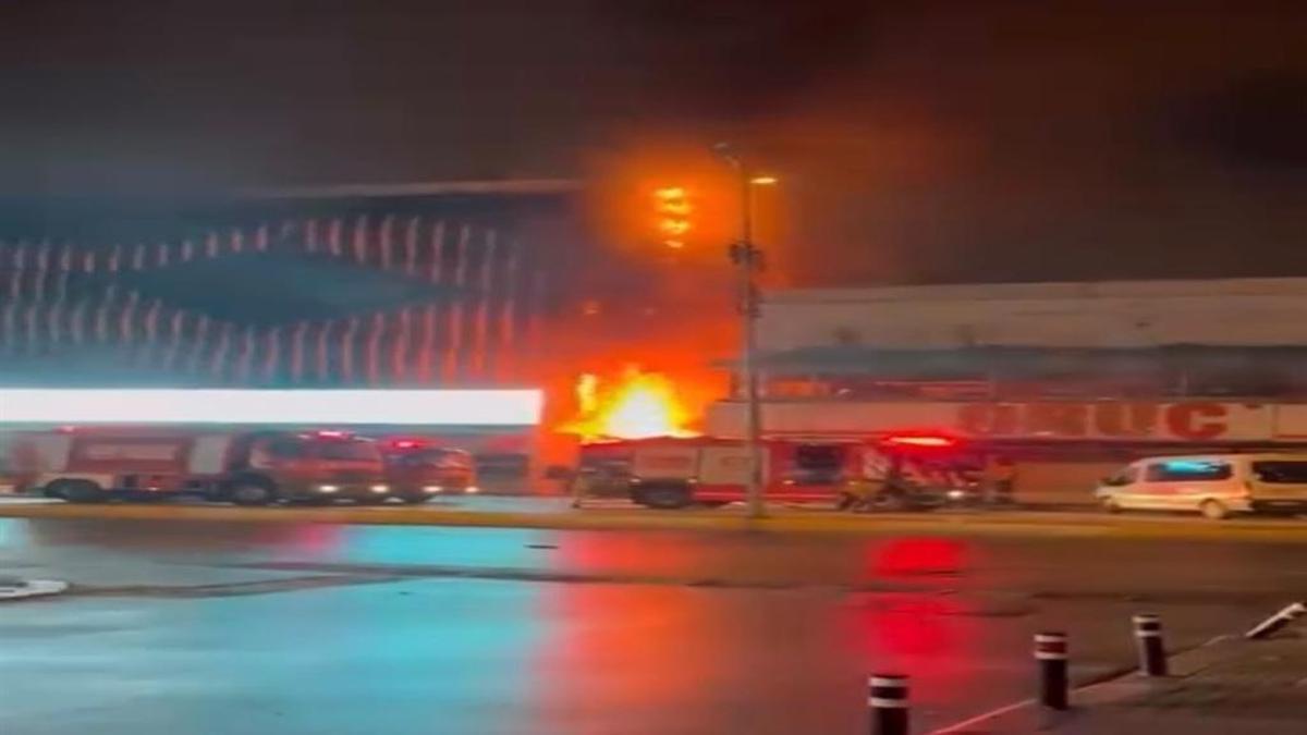 Sultanbeyli'de korkutan AVM yangını: Ekipler güçlükle müdahale etti