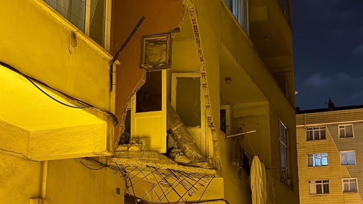 Güngören'de balkon çöktü: 5 katlı bina acil tahliye edildi