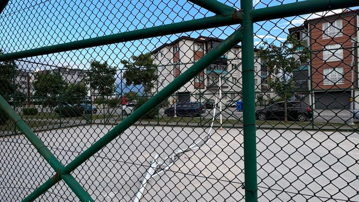 Parkta oynarken üzerine demir direk devrilen çocuk yaralandı