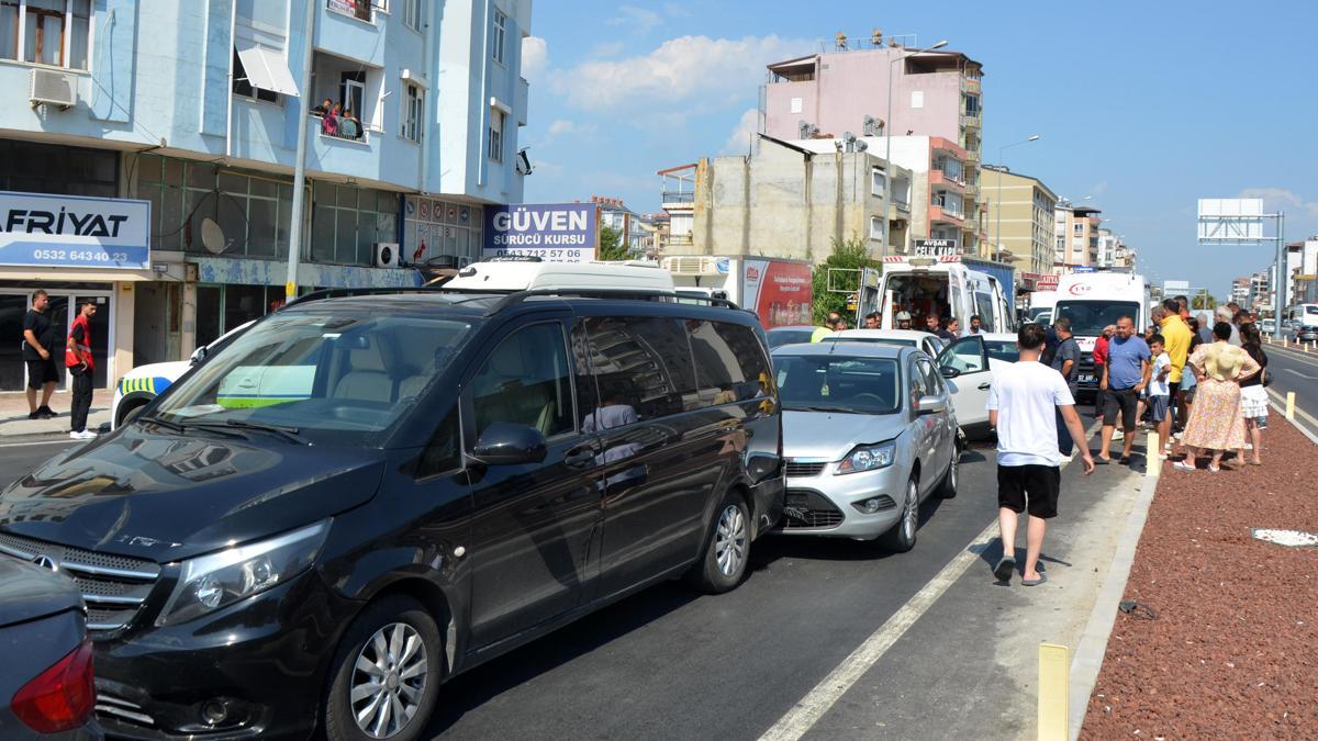 Antalya'da 5 aracın karıştığı kaza; 6 yaralı