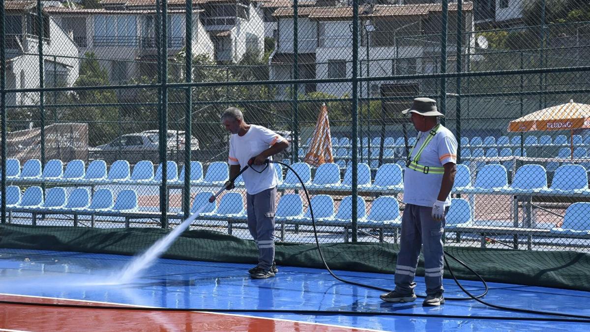 Kuşadası Tenis Kulübü'nde temizlik çalışması