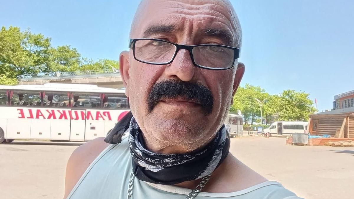Ziyaretine gelen arkadaşını başına tokmakla vurarak öldürdü