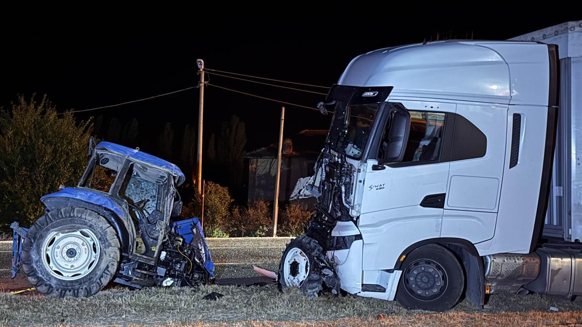Uşak'ta tırla çarpışan traktörün sürücüsü öldü