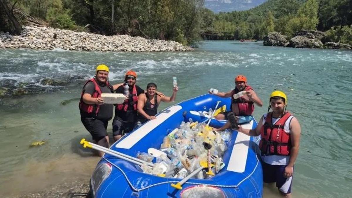 Köprülü Kanyon'da yaz mevsiminde çöplüğe döndü: Raftingçiler topladı