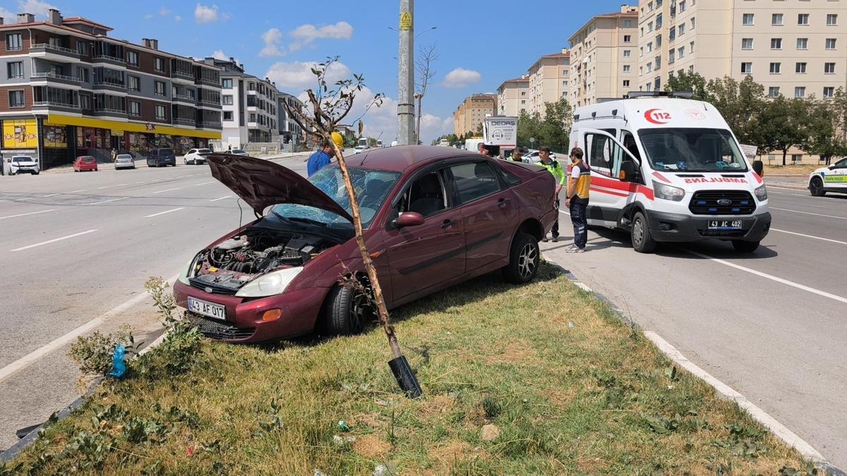 Kütahya'da otomobilin kaldırıma çarptığı kazada 2 kişi yaralandı