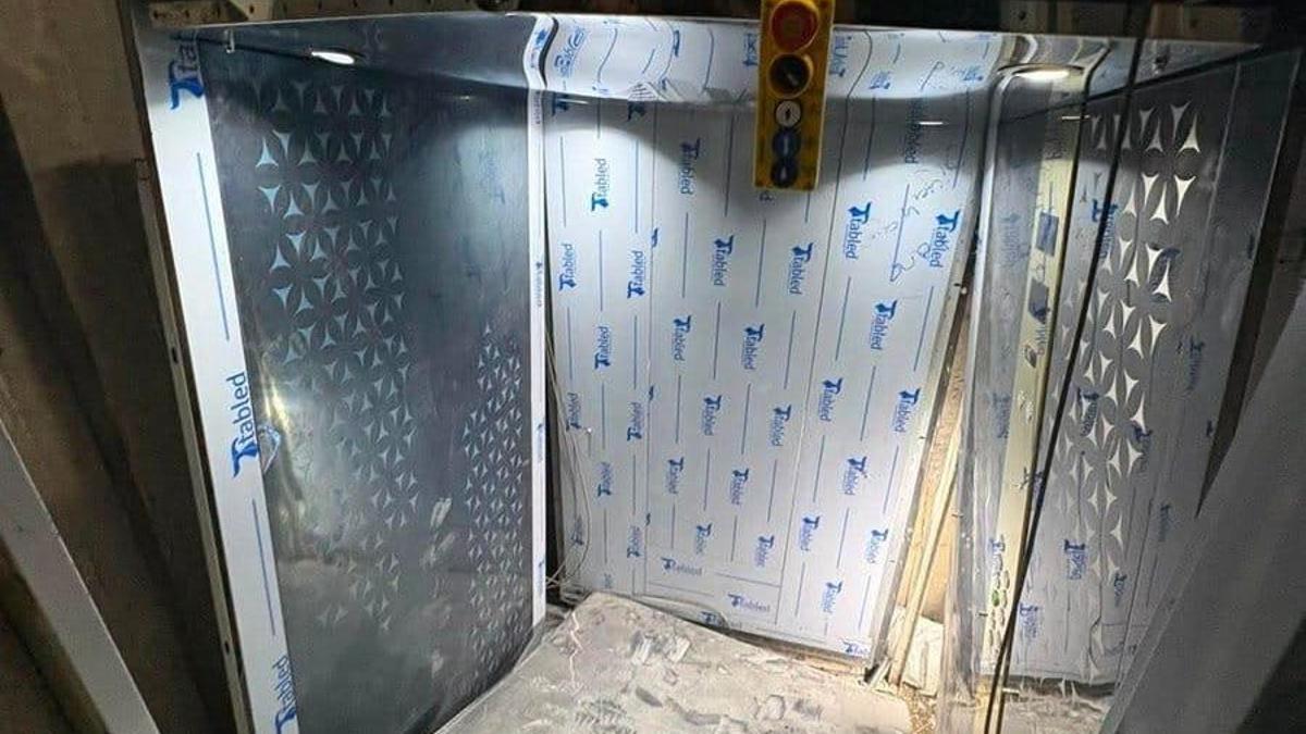 İnşaatta üzerine asansör kabini düşen işçi öldü