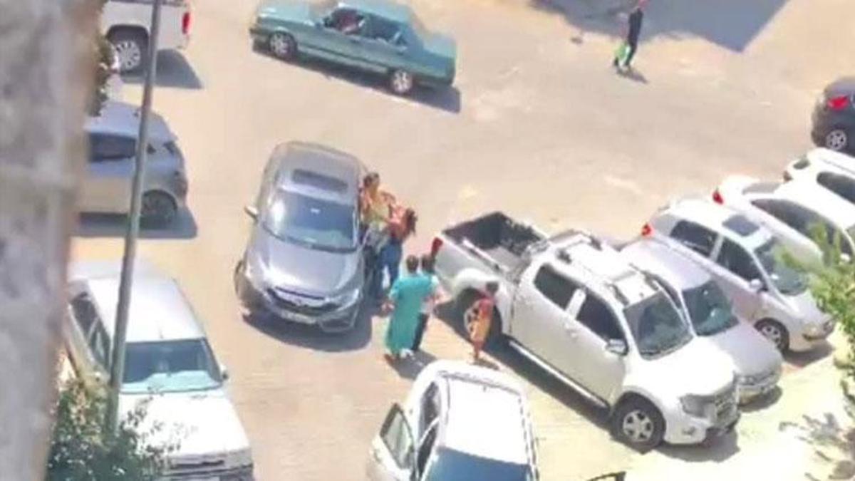 Kadın sürücülerin trafikteki kavgası cep telefonu kamerasına yansıdı