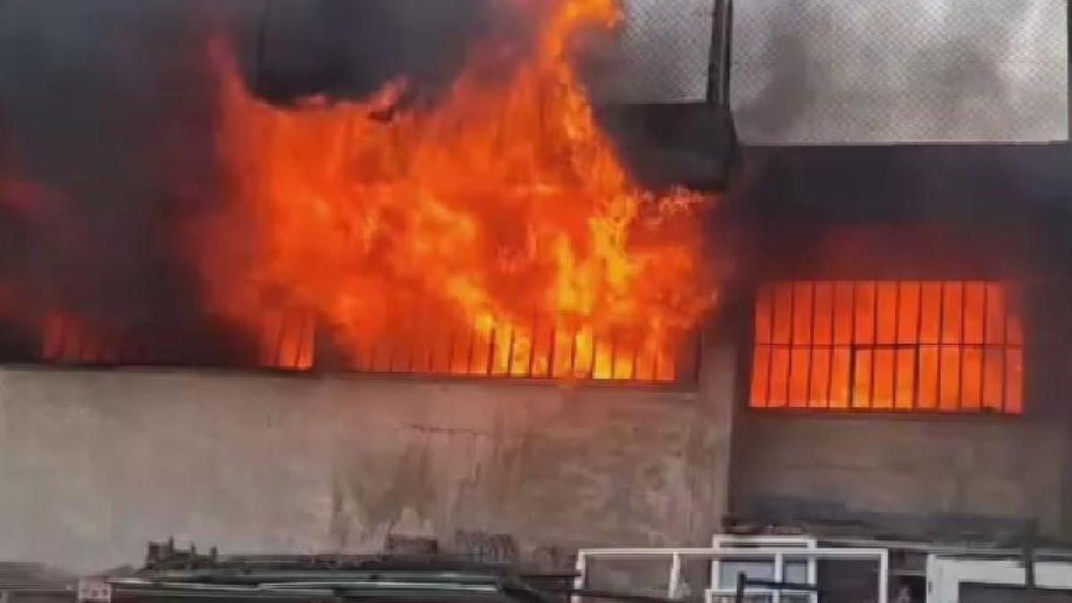 Silivri'de halı yıkama atölyesi alev alev yandı