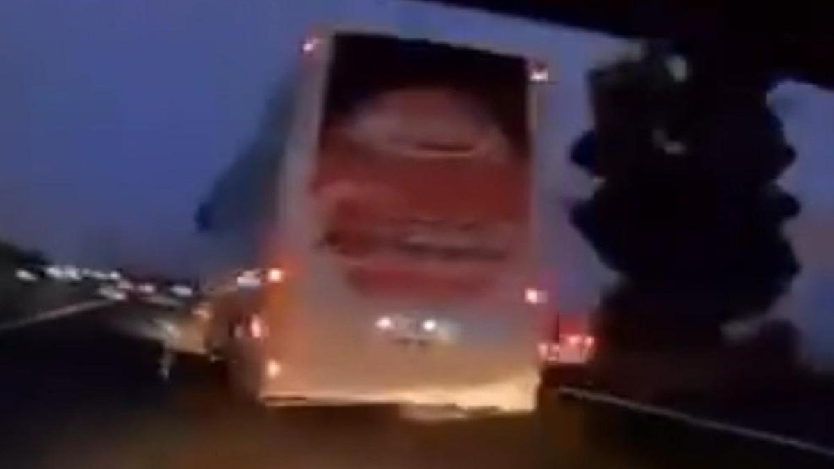 Otobüs aniden şerit değiştirdi, kaza yapan otomobildekilerin yaşadığı korku kameraya yansıdı