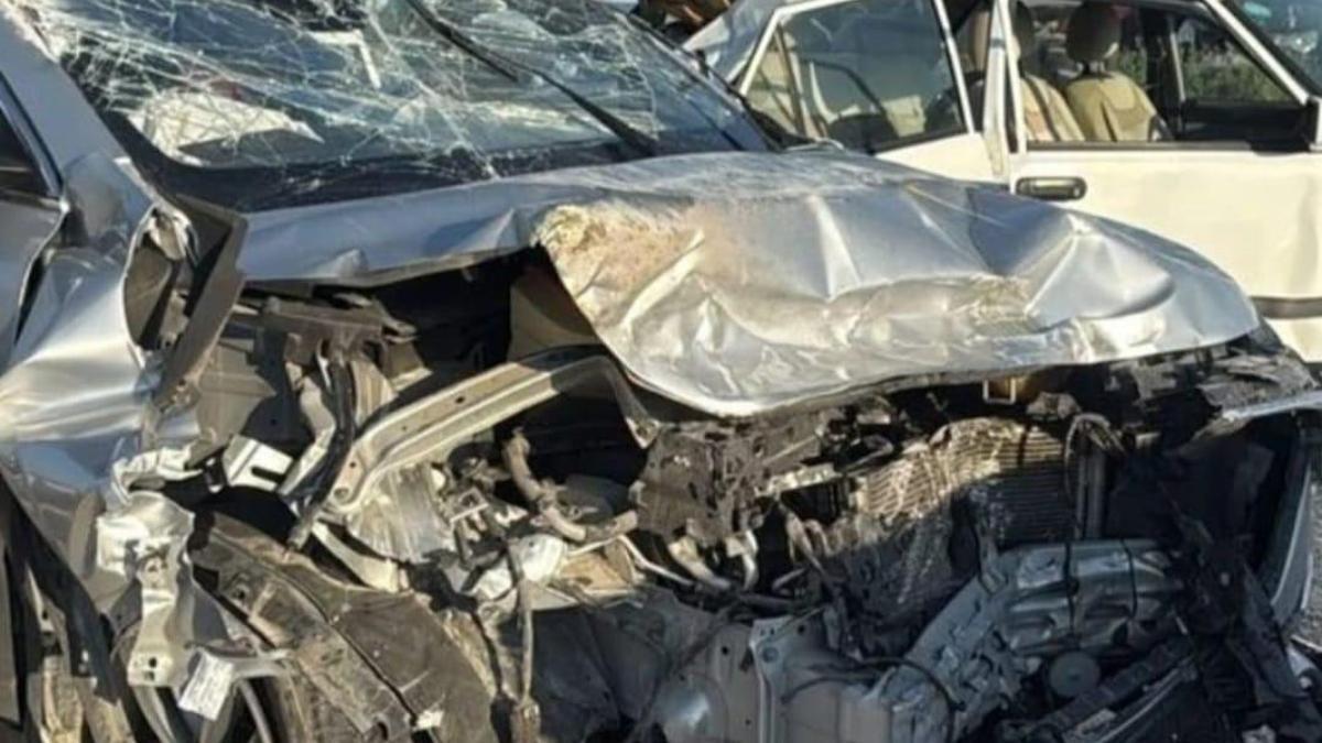 Otomobiller kafa kafaya çarpıştı: 1 ölü, 7 yaralı