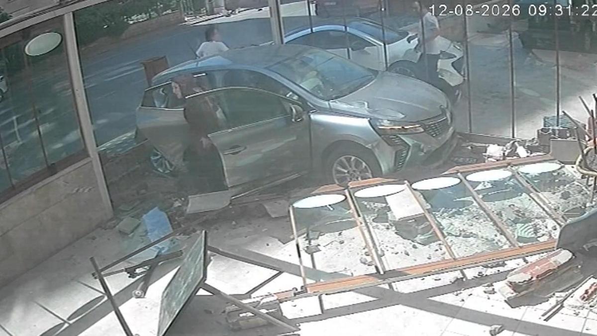 Çarpışan otomobillerden biri fırına girdi
