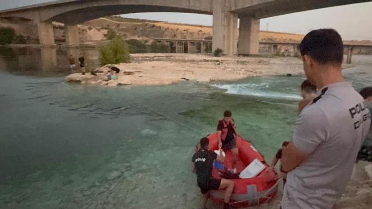 Fırat Nehri'nin su seviyesi yükseldi 10 kişi mahsur kaldı