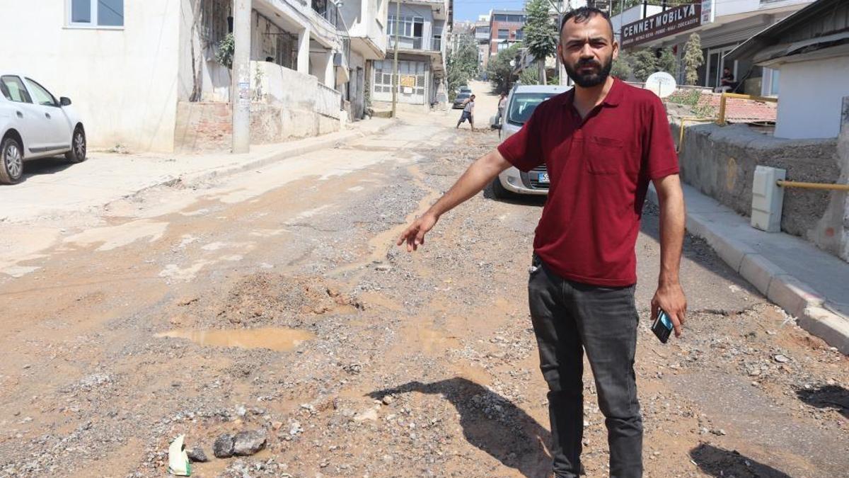 İzmir'de bozuk ve çamurlu yollar vatandaşı isyan ettirdi