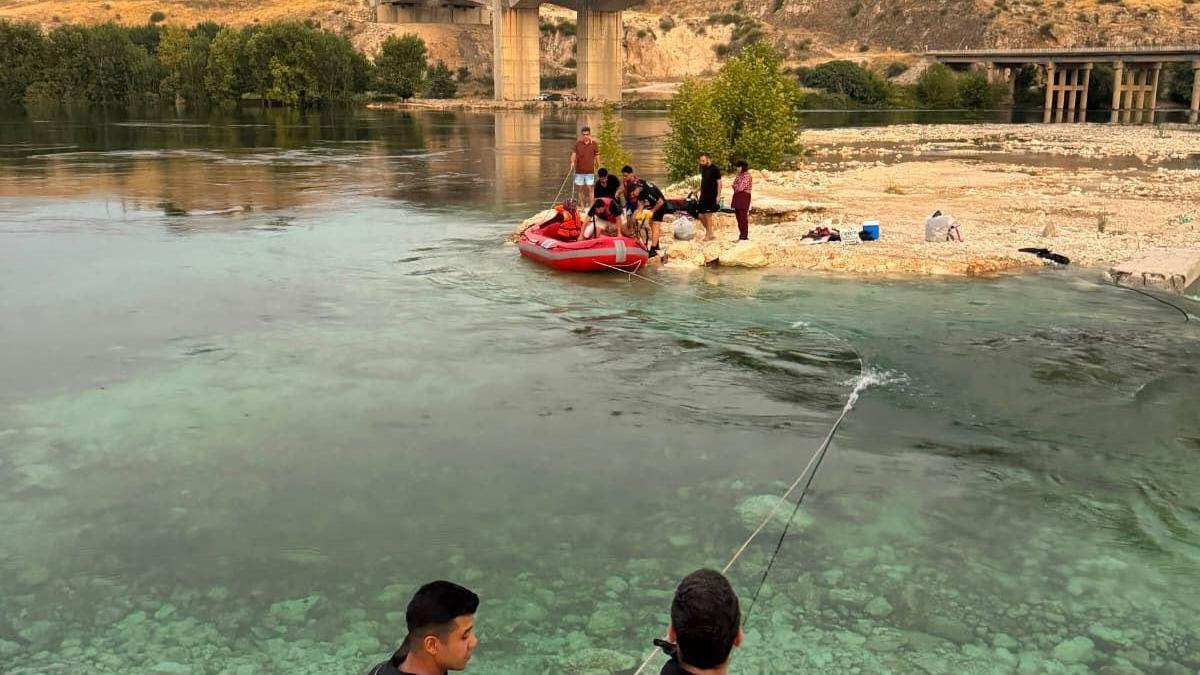 Adıyaman'da Fırat Nehri'nde mahsur kalan 9 kişi kurtarıldı