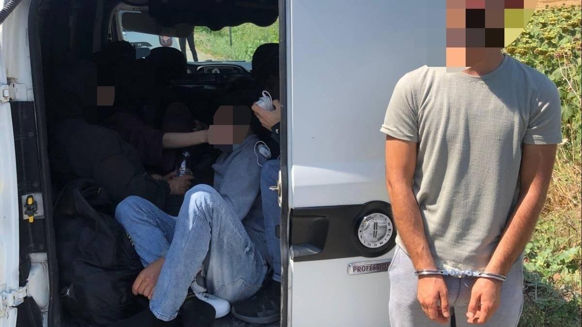 Edirne’de durdurulan araçta 12 kaçak göçmen yakalandı