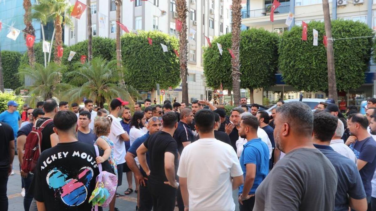 Adana Demirspor taraftarı isyanda! Bariyeri yıkıp belediyeye girmeye çalıştılar