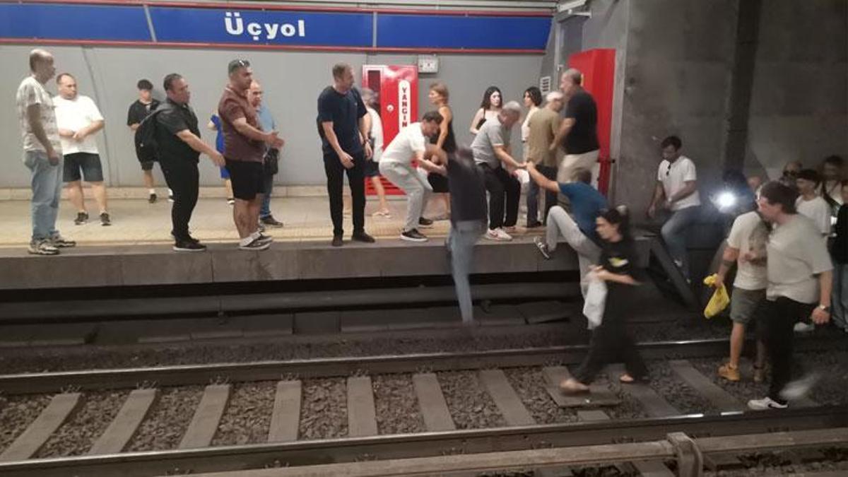 İzmir’de metro seferlerini aksatan arıza: Yolcular raylara inerek yürümek zorunda kaldı