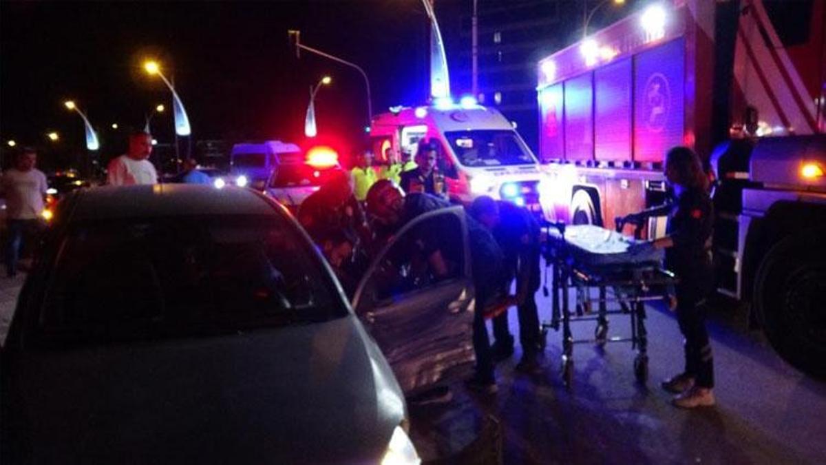 Ekip aracı ile otomobil çarpıştı 2'si polis, 3 kişi yaralandı