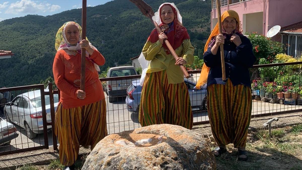 İmece usulü dibek taşında buğdayları dövdüler
