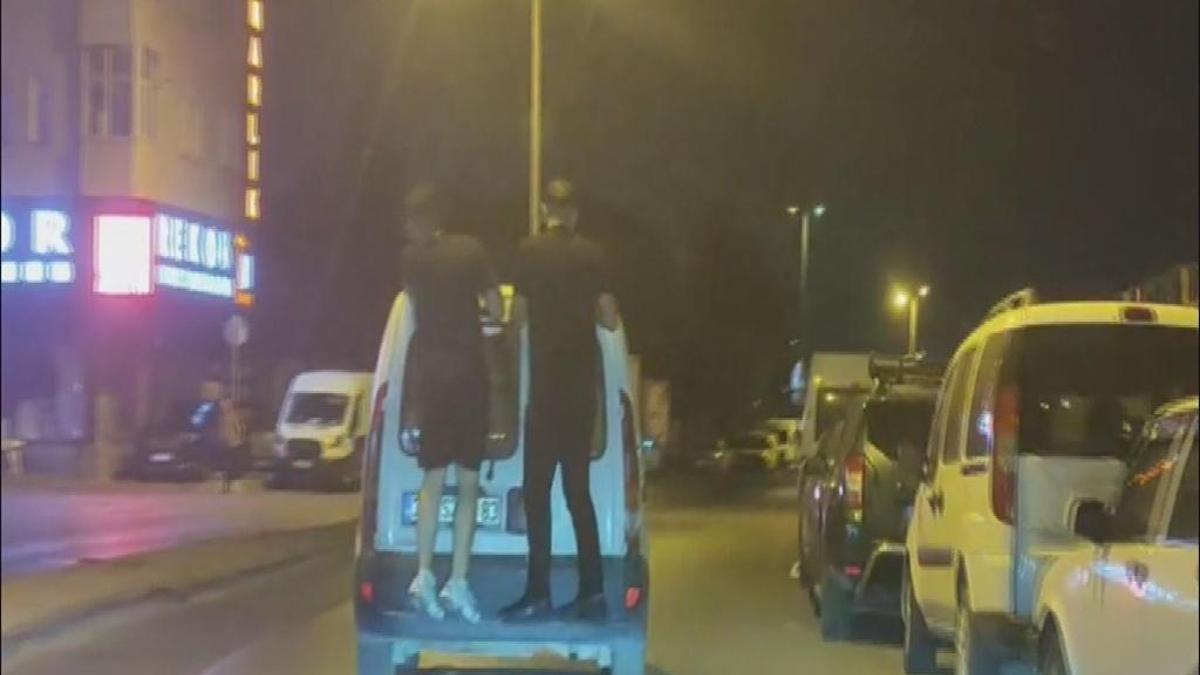 Zeytinburnu'nda tehlikeli yolculuk: Aracın arkasına tutunup yol aldılar