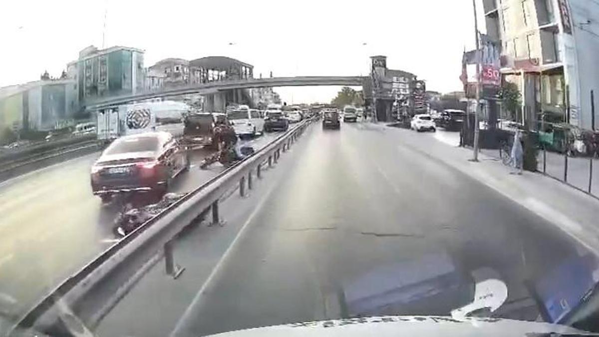 Avcılar D-100'de hızla ilerleyen 2 motosikletli çarpıştı; kaza kamerada