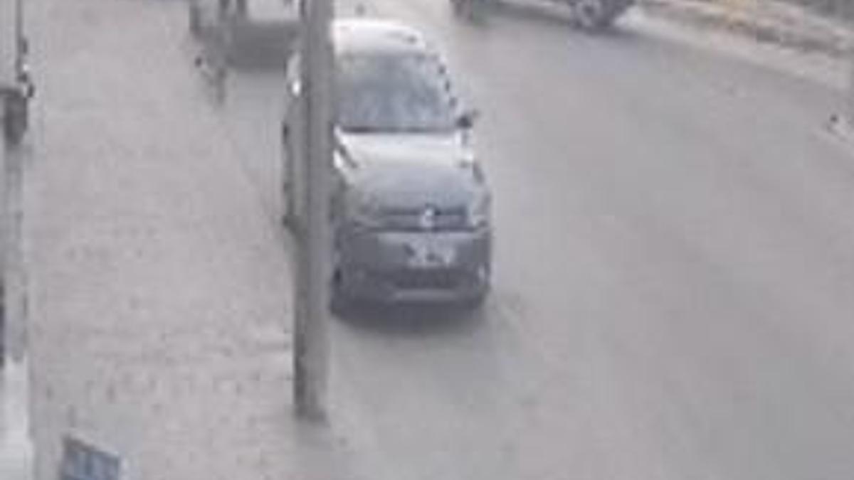 Motosiklet ile otomobilin çarpıştığı kaza kamerada