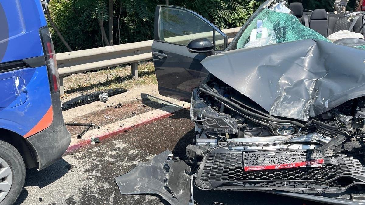 Arızalanan minibüs ve çekiciye çarpan otomobilin sürücüsü uzman onbaşı öldü