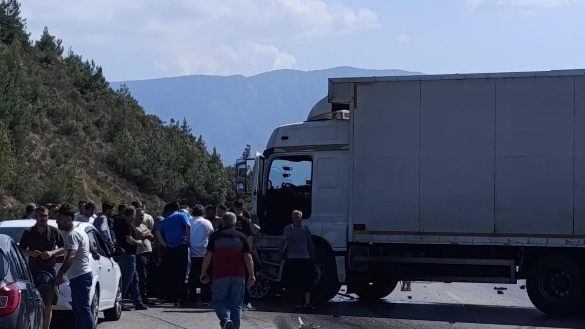 Bursa'da kamyon otomobile arkadan çarptı: 1 ölü, 2 yaralı