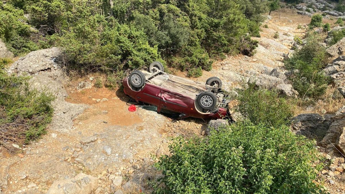 Adana'da otomobil şarampole devrildi; 2 yaralı