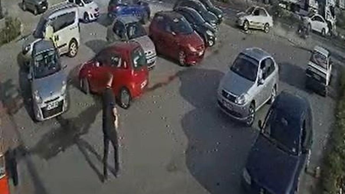 Otomobilin, önce motosiklete ardından park halindeki 5 araca çarptı kaza kamerada; 3 yaralı