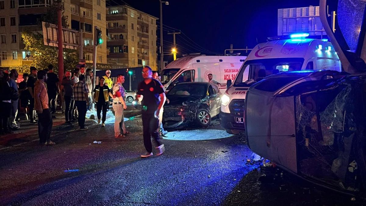 Bursa'da kavşakta 3 otomobil çarpıştı: 1'i ağır, 5 yaralı