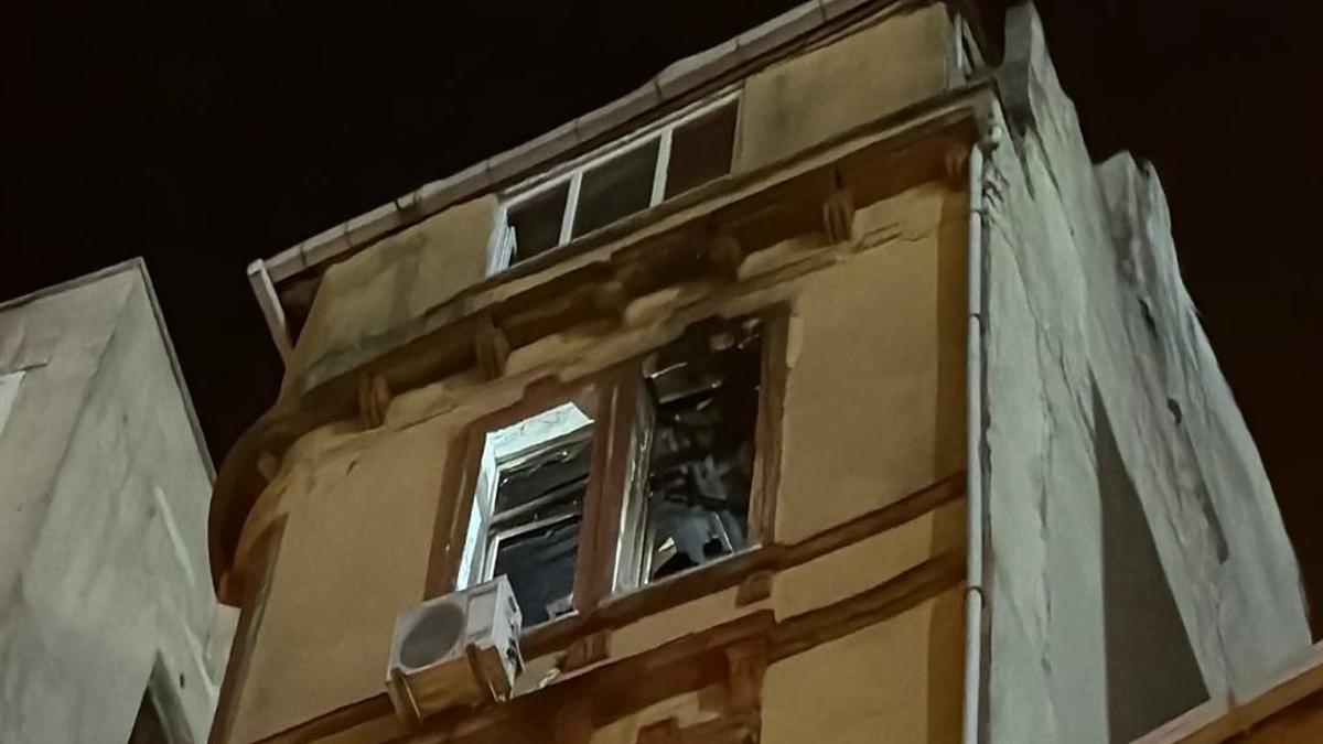 Beyoğlu'nda maç çıkışı alevler sardı: Havai fişek daireyi yaktı
