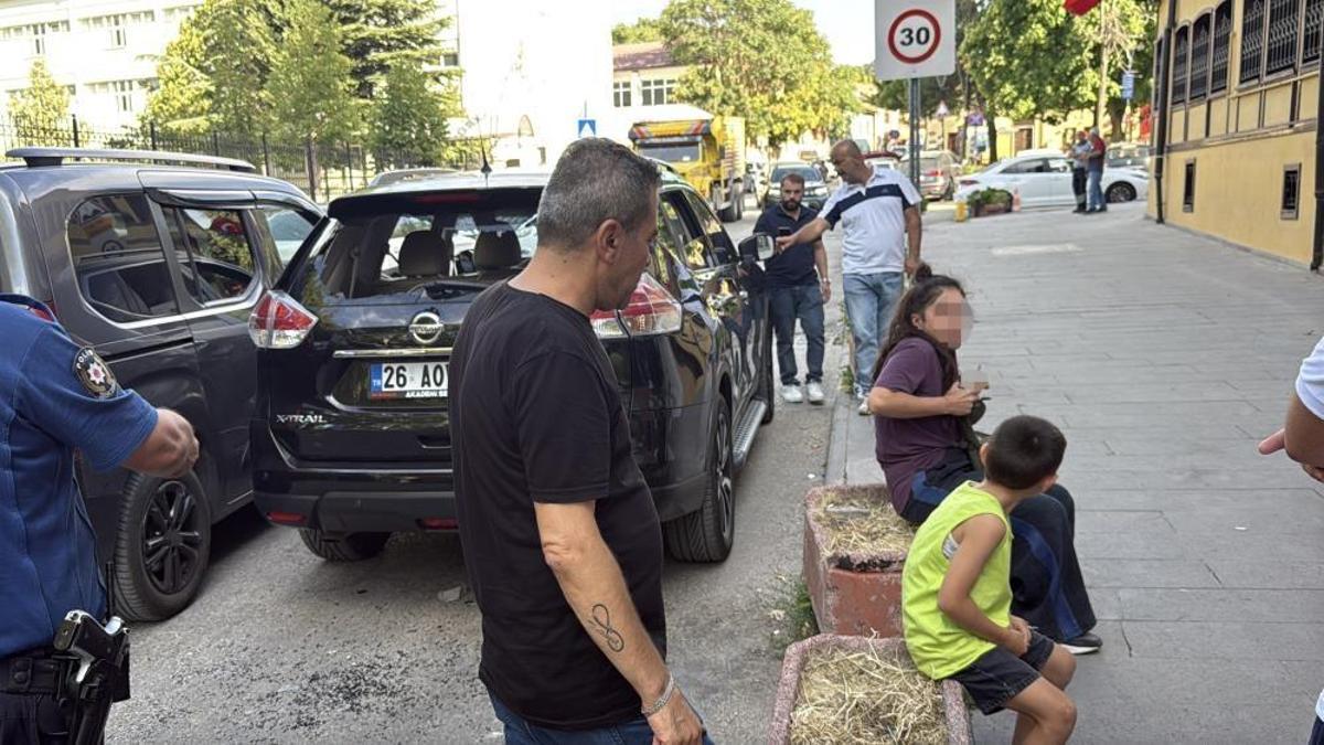 Eskişehir'de trafikte yol verme kavgası! Taşla camını kırdıkları aracın sürücüsünü darbettiler
